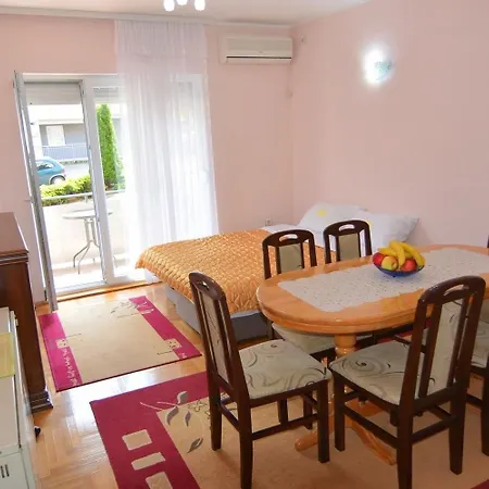 Apartment Nidza *